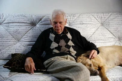  PORTO ALEGRE, RS, BRASIL, 19-05-2016:  Retrato do dramaturgo e escritor Ivo Bender, que no dia 23 de maio completará 80 anos. (CARLOS MACEDO/AGENCIA RBS)