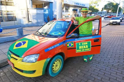  PORTO ALEGRE, RS, BRASIL - 26/06/2018 - Taxista Newton Boa Nova. Ele enfeita o carro conforme datas comemorativas ou eventos. Desta vez, encheu o táxi de adesivos temáticos da Copa do Mundo. Se autointitulou Taxista do Hexa. (Isadora Neumann/Agência RBS)