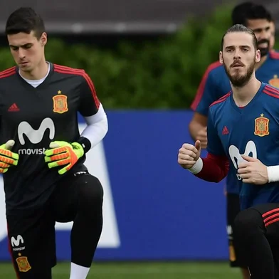 Spains goalkeeper Kepa Arrizabalaga Revuelta (L) and Spains goalkeeper David De Gea (2nd L) attend a training session at Krasnodar Academy on June 22, 2018, during the Russia 2018 World Cup football tournament. / AFP PHOTO / PIERRE-PHILIPPE MARCOU