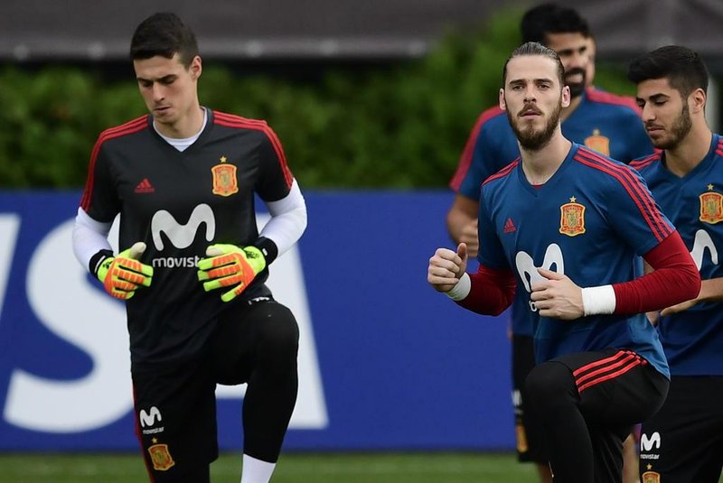 Spains goalkeeper Kepa Arrizabalaga Revuelta (L) and Spains goalkeeper David De Gea (2nd L) attend a training session at Krasnodar Academy on June 22, 2018, during the Russia 2018 World Cup football tournament. / AFP PHOTO / PIERRE-PHILIPPE MARCOU