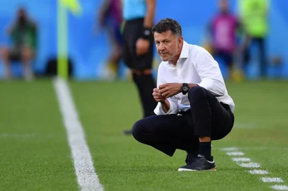 Mexico's coach Juan Carlos Osorio during the Russia 2018 World Cup Group F football match between Mexico and Sweden at the Ekaterinburg Arena in Ekaterinburg on June 27, 2018. / AFP PHOTO / HECTOR RETAMAL / RESTRICTED TO EDITORIAL USE - NO MOBILE PUSH ALERTS/DOWNLOADS