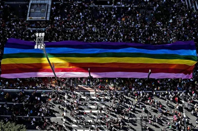  Revelers take part in the 21st Gay Pride Parade, whose theme is Secular State, in Sao Paulo, Brazil on June 18, 2017.  / AFP PHOTO / Miguel SCHINCARIOLEditoria: SOILocal: Sao PauloIndexador: MIGUEL SCHINCARIOLSecao: national or ethnic minorityFonte: AFPFotógrafo: STR