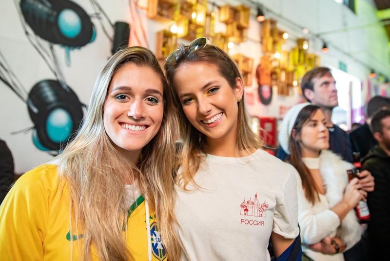  PORTO ALEGRE, RS, BRASIL, 27/06/2018 : Rede Social - Jogo do Brasil no projeto Bud Basement POA, no Cais Mauá.Mariana TomazeliBarbara Brea (Omar Freitas/Agência RBS)