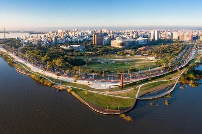  PORTO ALEGRE, RS, BRASIL,  : Orla do Guaíba revitalizada será entregue nesta semana. A revitalização da orla do Guaíba na região do Gasômetro ¿ que dividiu opiniões de porto-alegrenses durante a concepção, atrasou e ficou mais cara do que o previsto ¿ será finalmente inaugurada. E promete ser um dos locais mais agradáveis de Porto Alegre para lazer. A entrega à população está marcada para sexta-feira (29), às 10h30min. (Omar Freitas/Agência RBS)Local: Porto Alegre