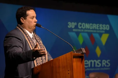 Presidente do Cosems RS, Diego Espíndola, durante o encerramento do 30 Congresso do Cosems RS, realizado em Gramado de 26 a 28 de junho.