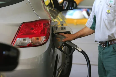 PORTO ALEGRE, RS, BRASIL, 29/05/2018 -  Filas para abastecimento nos postos da Av. Ipiranga. (FOTOGRAFO:ISADORA NEUMANN / AGENCIA RBS)