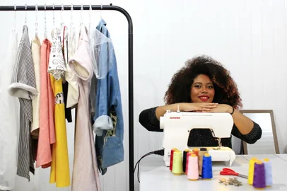 PORTO ALEGRE, RS, BRASIL, 20-06-2018: A estudante de moda Lara Trindade Rodrigues no Centro de Juventude Rubem Berta, na zona norte, com roupas que ela customiza para comercializar. Ela é ex-aluna do curso de costura oferecido no local. Programa de Oportunidades e Direitos (POD), financiado pelo BID e administrado pelo Estado, oferece cursos gratuitos para preparação ao mercado de trabalho a jovens moradores das periferias de Porto Alegre, Alvorada e Viamão. (Foto: Mateus Bruxel / Agência RBS)