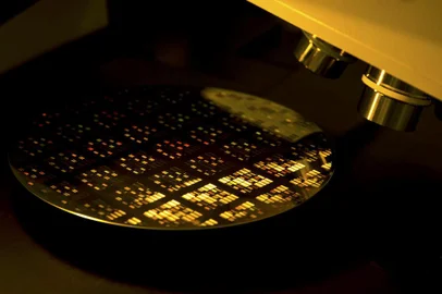 PORTO ALEGRE, RS, BRASIL, 26-06-2018: Sala limpa. Produção de chip com tecnologia nacional na Ceitec. Empresa conta planos para buscar equilíbrio financeiro. A Ceitec é uma empresa pública federal vinculada ao Ministério da Ciência, Tecnologia, Inovações e Comunicações (MCTIC), criada em 2008, que atua no segmento de semicondutores, com o objetivo de posicionar o Brasil como um player global em microeletrônica. (Foto: Mateus Bruxel / Agência RBS)