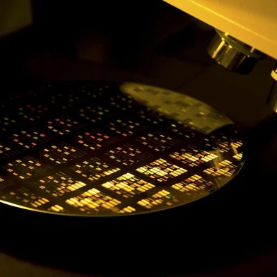 PORTO ALEGRE, RS, BRASIL, 26-06-2018: Sala limpa. Produção de chip com tecnologia nacional na Ceitec. Empresa conta planos para buscar equilíbrio financeiro. A Ceitec é uma empresa pública federal vinculada ao Ministério da Ciência, Tecnologia, Inovações e Comunicações (MCTIC), criada em 2008, que atua no segmento de semicondutores, com o objetivo de posicionar o Brasil como um player global em microeletrônica. (Foto: Mateus Bruxel / Agência RBS)