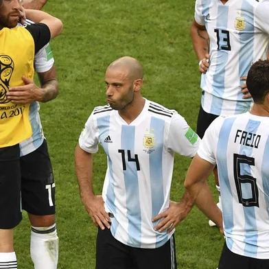 Argentinas midfielder Javier Mascherano (C) reacts after losing the Russia 2018 World Cup round of 16 football match between France and Argentina at the Kazan Arena in Kazan on June 30, 2018. / AFP PHOTO / SAEED KHAN / RESTRICTED TO EDITORIAL USE - NO MOBILE PUSH ALERTS/DOWNLOADS