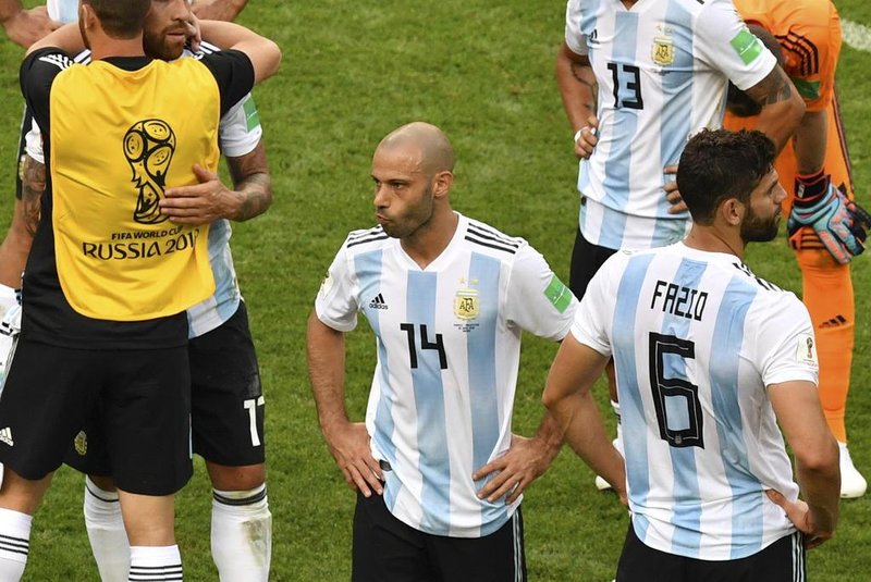 Argentinas midfielder Javier Mascherano (C) reacts after losing the Russia 2018 World Cup round of 16 football match between France and Argentina at the Kazan Arena in Kazan on June 30, 2018. / AFP PHOTO / SAEED KHAN / RESTRICTED TO EDITORIAL USE - NO MOBILE PUSH ALERTS/DOWNLOADS