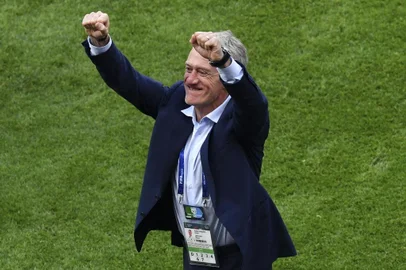 Frances coach Didier Deschamps celebrates after winning the Russia 2018 World Cup round of 16 football match between France and Argentina at the Kazan Arena in Kazan on June 30, 2018. / AFP PHOTO / SAEED KHAN / RESTRICTED TO EDITORIAL USE - NO MOBILE PUSH ALERTS/DOWNLOADS