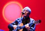 Artistas na faixa dos 70 anos encaram limitações e cuidados para seguir cantando
