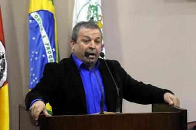  CAXIAS DO SUL, RS, BRASIL, 16/04/2018.  Sessão de julgamento do processo de impeachment do prefeito de Caxias do Sul, Daniel Guerra (PRB), na Câmara de Vereadores. NA FOTO: Velocino Uez. (Marcelo Casagrande/Agência RBS)