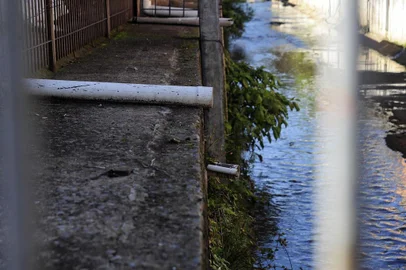  CAXIAS DO SUL, RS, BRASIL, 07/06/2018 - Percorremos o Arroio Tega em Caxias do Sul para mostrar as condições do curso dágua que corta a cidade. NA FOTO:Arroio corta a Rua Dom Pedro II, bairro São José onde recebe esgoto de empresas. (Marcelo Casagrande/Agência RBS)