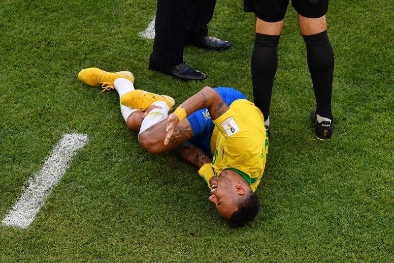  Brazil's forward Neymar reacts on the sidelines during the Russia 2018 World Cup round of 16 football match between Brazil and Mexico at the Samara Arena in Samara on July 2, 2018. / AFP PHOTO / SAEED KHAN / RESTRICTED TO EDITORIAL USE - NO MOBILE PUSH ALERTS/DOWNLOADSEditoria: SPOLocal: SamaraIndexador: SAEED KHANSecao: soccerFonte: AFPFotógrafo: STF