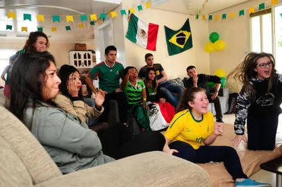  CAXIAS DO SUL, RS, BRASIL, 02/07/2018. Torcedores mexicanos intercambistas e brasileiros se reúnem na República S.A. para assistir à partida da Copa do Mundo Fifa 2018 entre Brasil e México. (Diogo Sallaberry/Agência RBS)