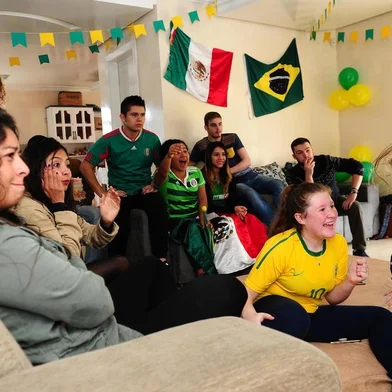  CAXIAS DO SUL, RS, BRASIL, 02/07/2018. Torcedores mexicanos intercambistas e brasileiros se reúnem na República S.A. para assistir à partida da Copa do Mundo Fifa 2018 entre Brasil e México. (Diogo Sallaberry/Agência RBS)