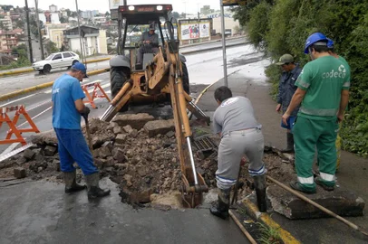 Adutora rompe na esquina da RS-122 com a Rua Dr Antônio Casagrande.