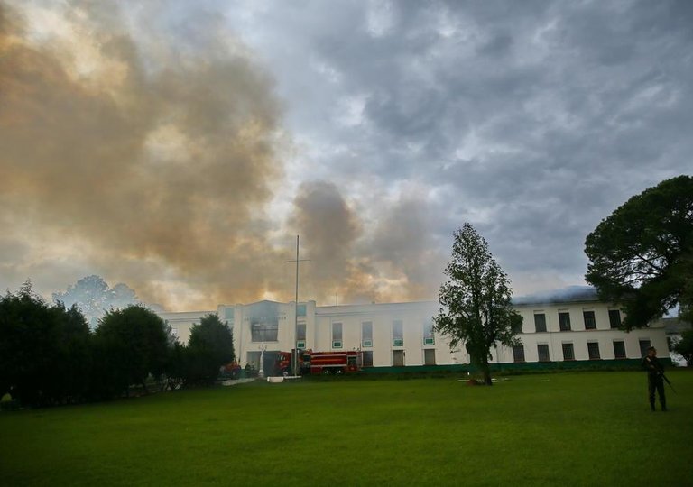 SÃO LEOPOLDO, RS, BRASIL, 02-07-2018. Incêndio atinge sede de batalhão do Exército em São LeopoldoFogo teria começado em um local onde há munição, no primeiro pavimento, e moradores relatam estrondos. Não há informações sobre feridos. (LAURO ALVES/AGÃNCIA RBS)