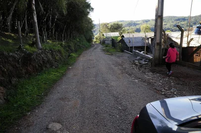  CAXIAS DO SUL, RS, BRASIL, 13/06/2018 - Dezenas de famílias compraram terrenos de loteadores, construíram casas e descobriram que área em Ana Rech pertence ao Banrisul há quase 10 anos. Agora, todos correm o risco de perder os bens. (Marcelo Casagrande/Agência RBS)