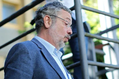  BRAZIL-CORRUPTION-PALOCCI-ARRESTAntonio Palocci, a former Brazilian finance minister and senior figure in the last two governments, is pictured upon arriving under police escort at the Forensic Medicine Institute in Curitiba, in southern Brazil, on September 26, 2016, after being arrested in Sao Paulo for his alleged involvement in the huge Petrobras pay-to-play scandal. Brazilian police on Monday arrested Palocci, as part of the Petrobras corruption probe, prosecutors said. Palocci, 55, served as finance minister under former president Luiz Inacio Lula da Silva and as chief of staff for his successor Dilma Rousseff, who was impeached this month. Palocci was also a key figure in the leftist Workers Party.Heuler Andrey / AFPEditoria: CLJLocal: CuritibaIndexador: HEULER ANDREYSecao: governmentFonte: AFPFotógrafo: STR