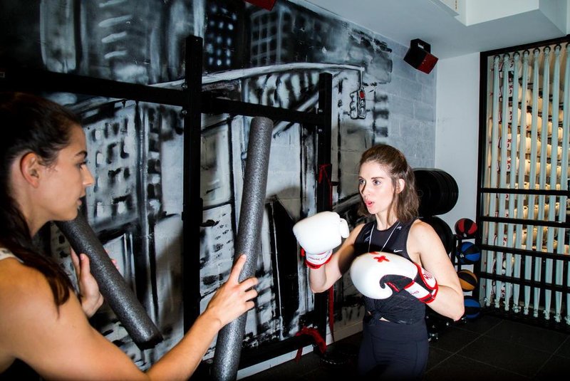 Alison Brie, right, the star of â¿¿GLOW,â¿? the Netflix comedy about female wrestling, mixes it up with trainer Erika Hammond at the Rumble gym.Alison Brie, right, the star of âGLOW,â the Netflix comedy about female wrestling, mixes it up with trainer Erika Hammond at the Rumble gym in the Chelsea neighborhood, in New York, May 17, 2018. Hammond, a former wrestler, took Brie through the Rumble workoutâs six basic punches: jab, cross, front hook, back hook, front uppercut and back uppercut. (Devin Yalkin/The New York Times)Editoria: LLocal: NEW YORKIndexador: DEVIN YALKINFonte: NYTNSFotógrafo: STR