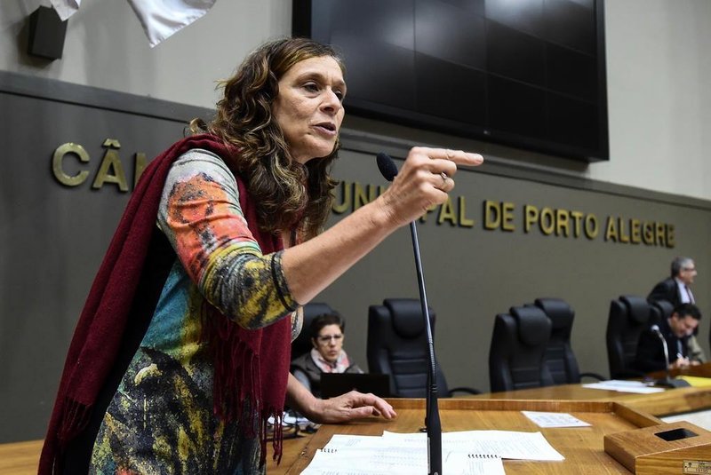 Vereadora Sofia Cavedon na tribuna da Câmara Municipal