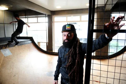  CAXIAS DO SUL, RS, BRASIL, 03/07/2018. O vocalista Daltro Cassiano, da banda Natural Dread, fotografado na loja Hip, onde a banda usa o espaço para eventos e ensaios. O grupo de reggae se apresenta quinta, em Caxias, em parceria com o duo paranaense Cidade Verde Sounds. (Diogo Sallaberry/Agência RBS)