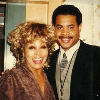  Craig Turner era o filho mais velho de Tina Turner e tinha 59 anos. (Facebook / Craig Turner)
