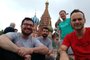 Yangos posa na Catedral de São Basílio, em Moscou. Eles foram selecionados para tocar durante a Copa do Mundo