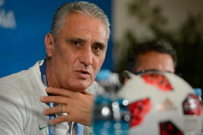  Nesta quinta-feira (5), o zagueiro Miranda e o técnico Tite falaram com a imprensa na cidade de Kazan. (PEDRO MARTINS/MOWA PRESS)Indexador: Pedro Martins