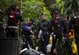 Morte de mergulhador e retorno da chuva aumentam tensão em resgate de meninos presos em caverna na Tailândia