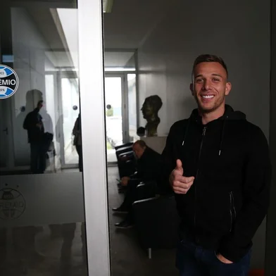  PORTO ALEGRE, RS, BRASIL, 06-07-2018. O jogador Arthur se despede do Grêmio em coletiva. Meio-campista está a caminho do Barcelona. (FERNANDO GOMES/AGÊNCIA RBS)