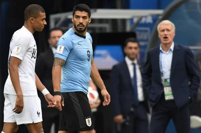  Frances forward Kylian Mbappe (L) argues with Uruguays forward Luis Suarez during the Russia 2018 World Cup quarter-final football match between Uruguay and France at the Nizhny Novgorod Stadium in Nizhny Novgorod on July 6, 2018. / AFP PHOTO / Kirill KUDRYAVTSEV / RESTRICTED TO EDITORIAL USE - NO MOBILE PUSH ALERTS/DOWNLOADSEditoria: SPOLocal: Nizhny NovgorodIndexador: KIRILL KUDRYAVTSEVSecao: soccerFonte: AFPFotógrafo: STF