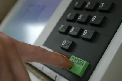 *** Urna eletrônica ***Urna eletrônica à disposição da comunidade para treinamento do voto a favor ou contra o comércio de armas de fogo. Na foto detalhe confirmação de voto.