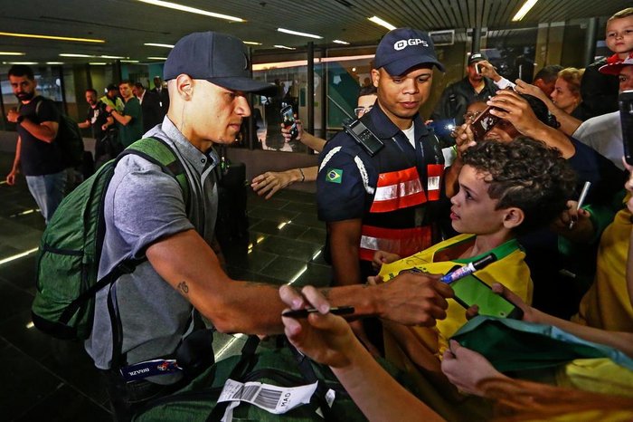 Resultado de imagem para SeleÃƒÂ§ÃƒÂ£o chega ao Rio sob aplausos de torcedores