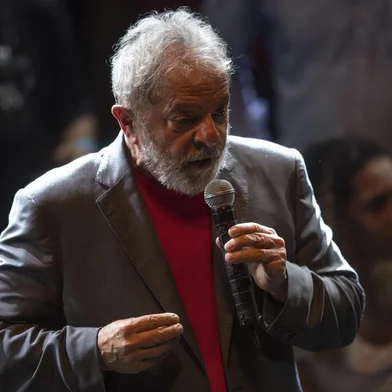  Former Brazilian president (2003-2011) Luiz Inacio Lula da Silva speaks during a rally of Brazilian leftist parties at Circo Voador in Rio de Janeiro, Brazil, on April 02, 2018. The chief justice of Brazils Supreme Court urged calm and warned against violence Monday ahead of a ruling that could send former president Luiz Inacio Lula da Silva to prison -- or give him a get-out-of-jail card. / AFP PHOTO / Mauro PimentelEditoria: POLLocal: Rio de JaneiroIndexador: MAURO PIMENTELSecao: politics (general)Fonte: AFPFotógrafo: STF