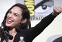 Gal Gadot visita hospital infantil vestida de Mulher-Maravilha