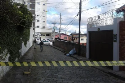 Home é assassinado no Jardelino Ramos, em Caxias. Ele foi encontrado caido na via com ferimentos de faca por volta das 15h20min.