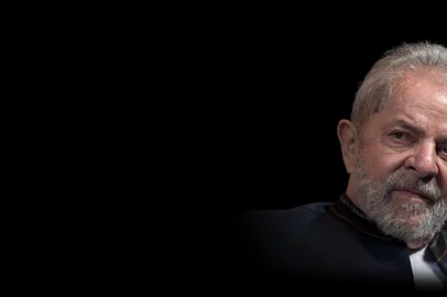  (FILES) This file photo taken on January 16, 2018 shows former Brazilian president Luiz Inacio Lula da Silva reacting during a meeting with artists at Oi Casa Grande Theater in Rio de Janeiro, Brazil.A Brazilian appeals court will decide on January 24, 2018 whether left-wing former president Luiz Inacio Lula da Silva is guilty of passive corruption and money laundering, in a judgement that can end with his ambitions to return to power and even take him to prison. / AFP PHOTO / MAURO PIMENTELEditoria: POLLocal: Rio de JaneiroIndexador: MAURO PIMENTELSecao: political candidatesFonte: AFPFotógrafo: STR
