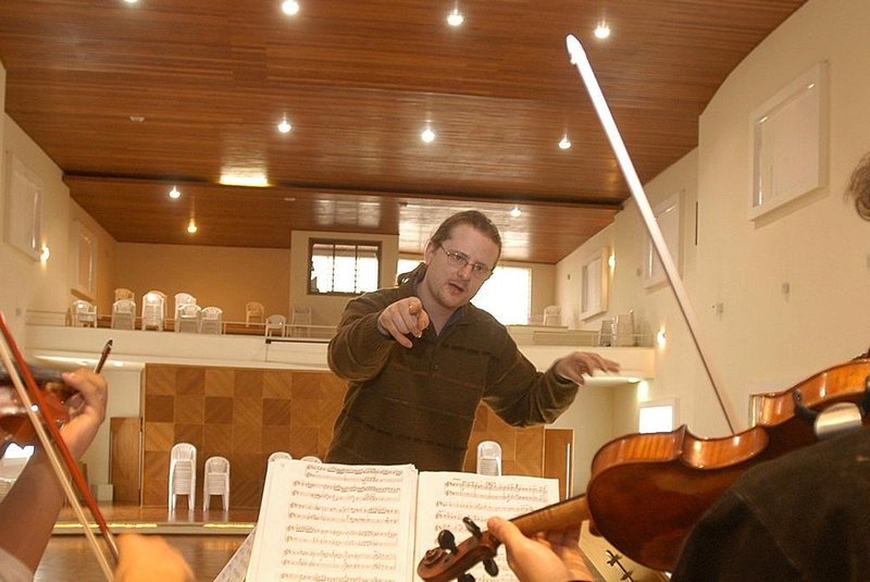 *** Orquestra Sinfônica - RRigon ***Orquestra de Alunos da Orquestra Sinfônica da UCS fará concerto nesta terça. Na foto, maestro regente Diego Schuck Biasibetti.