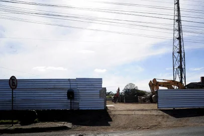  CAXIAS DO SUL, RS, BRASIL, 14/06/2018 - A fiscalização do Ministério do Trabalho e Emprego (MTE) embargou na manhã desta quinta-feira as obras de instalação da Havan e do Stok Center, na  entrada do bairro Desvio Rizzo, em Caxias do Sul. O gerente-geral interino do MTE, Vanius Corte, informou que foram constatadas várias irregularidaes e que os trabalhos estão suspensos até que o dono da área, a Comercial Zaffari, de Passo Fundo, regularize a situação. (Marcelo Casagrande/Agência RBS)