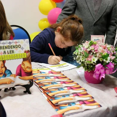 Estudante do 2º ano do Ensino Fundamental do colégio La Salle, em Caxias, Maria Eduarda Zucchetti Lazari lançou livro Aprendendo a Ler Divertidamente 