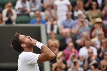 Argentinas Juan Martin del Potro celebrates after beating Frances Gilles Simon 7-6, 7-6, 5-7, 7-6 during their mens singles fourth round match on the eighth day of the 2018 Wimbledon Championships at The All England Lawn Tennis Club in Wimbledon, southwest London, on July 10, 2018. / AFP PHOTO / Oli SCARFF / RESTRICTED TO EDITORIAL USE