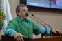 Vereador Velocino Uez (PDT) reitera convite para audiência pública sobre a Feira do AgricultorTrajado com jaleco de feirante, o vereador apontou que medidas da Prefeitura podem inviabilizar o trabalho