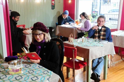  CAXIAS DO SUL, RS, BRASIL, 10/07/2018. Autores do livro Misterioso Sul, André Ricardo Aguiar, Helô Bacichette, os ilustradores Douglas Trancoso e Giovana Mazzochi (o duo Gio e Doug) e Dinarte Albuquerquer Filho (org.), no Instituto Cultural Taru, onde será o lançamento da obra. (Diogo Sallaberry/Agência RBS)