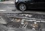 A rua do Centro de Porto Alegre com tantos buracos que os trilhos do bonde reapareceram
