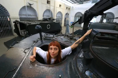  PORTOALEGRE - RS/BR 10.07.2018Andressa Cantergian(branco)i, artista realiza perfomance no Museu do Exército.FOTÓGRAFO: TADEU VILANI - AGÊNCIARBS - EDITORIA: SEGUNDO CADERNO.