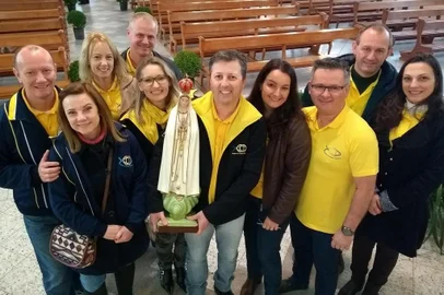 Sete casais e um padre de Caxias do Sul e de cidades da Serra embarcaram nesta quinta-feira para uma jornada espiritual em Fátima, Portugal, cidade mundialmente conhecida devido ao relato das aparições da Virgem Maria para três crianças em 1917. Trata-se do 12º Encontro Internacional Equipes de Nossa Senhora, que reunirá participantes de 90 países a partir da próxima segunda-feira, dia 16 de julho. O movimento, idealizado pelo padre Henri Caffarel na França pouco antes da explosão da Segunda Guerra Mundial, alcançou diversas nações e mobiliza 50 mil pessoas no Brasil. Desse total, 100 integrantes atuam em Caxias do Sul e Carlos Barbosa. 